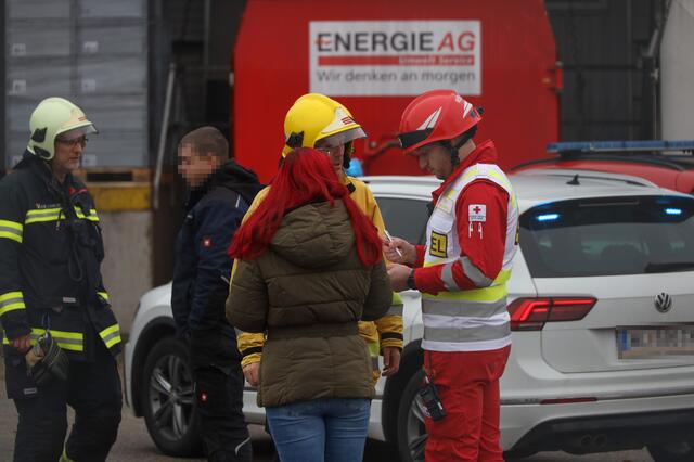 Nach einem Ammoniak-Austritt beim Resch&amp;Frisch Produktionsbetrieb in Wels-Schafwiesen kam es zu einem Großeinsatz der Einsatzkräfte. Die Betriebsstätte musste evakuiert und Verletzte versorgt werden. | Foto: laumat.at