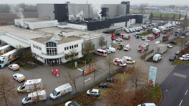 Nach einem Ammoniak-Austritt beim Resch&amp;Frisch Produktionsbetrieb in Wels-Schafwiesen kam es zu einem Großeinsatz der Einsatzkräfte. Die Betriebsstätte musste evakuiert und Verletzte versorgt werden. | Foto: laumat.at