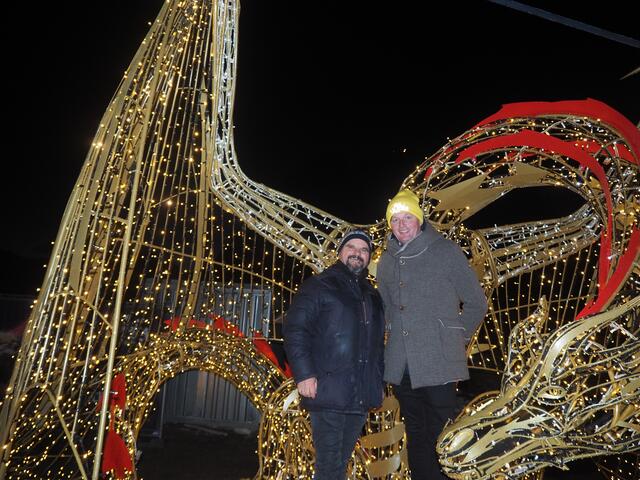 "Bluatschink" Toni Knittel, im Bild mit MK Illumination-Präsident Thomas Mark (re), fand Gefallen an den Skulpturen. | Foto: Reichel