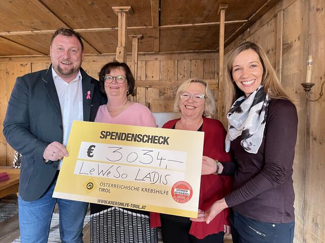 Spendenübergabe des LeWeSo Team Ladis an die Krebshilfe Tirol: Geschäftsführer Florian Klotz, Maria Klien, Evi Senn und Marion Heiseler (v.l.). | Foto: Krebshilfe Tirol