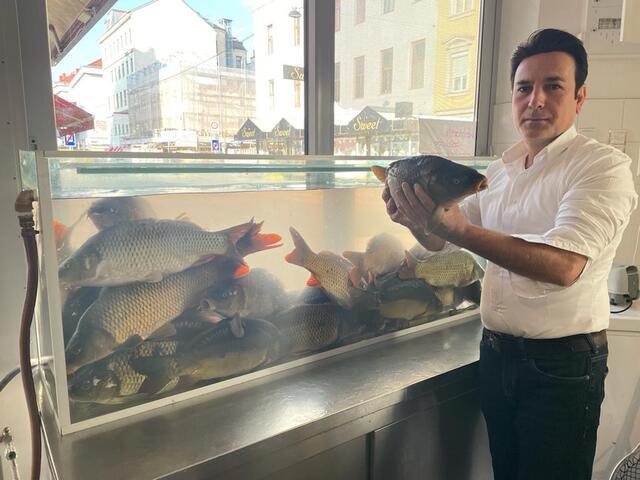 Bei Mahmut Özçetin im Fischrestaurant "Aura" kann man sich aussuchen, welchen der Fische man auf dem Teller haben möchte.  | Foto: Popp