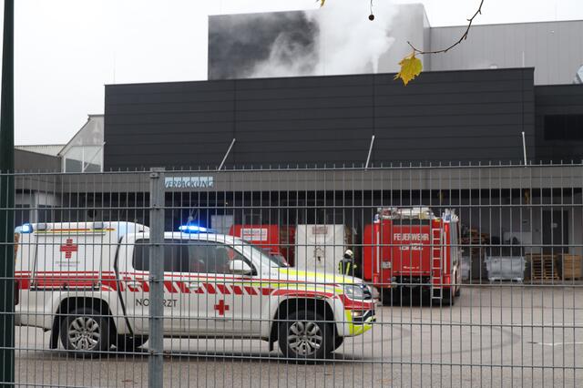 Nach einem Ammoniak-Austritt beim Resch&amp;Frisch Produktionsbetrieb in Wels-Schafwiesen kam es zu einem Großeinsatz der Einsatzkräfte. Die Betriebsstätte musste evakuiert und Verletzte versorgt werden.
 | Foto: laumat.at