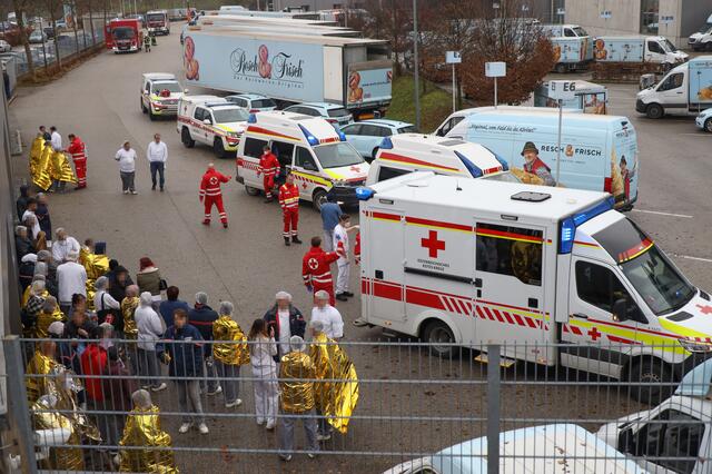 Nach einem Ammoniak-Austritt beim Resch&amp;Frisch Produktionsbetrieb in Wels-Schafwiesen kam es zu einem Großeinsatz der Einsatzkräfte. Die Betriebsstätte musste evakuiert und Verletzte versorgt werden. | Foto: laumat.at