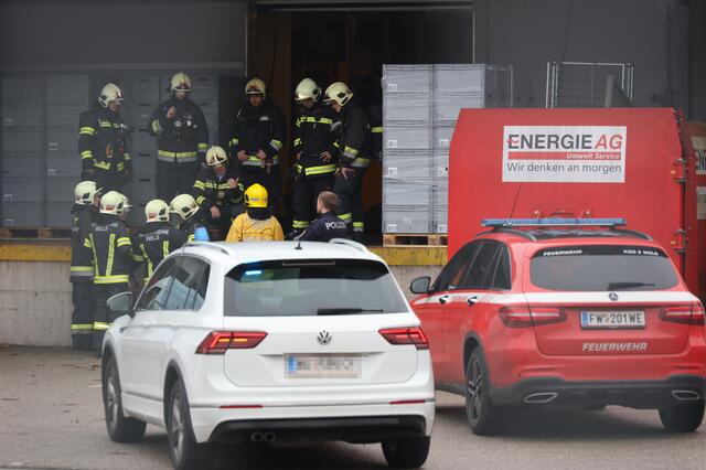 Nach einem Ammoniak-Austritt beim Resch&amp;Frisch Produktionsbetrieb in Wels-Schafwiesen kam es zu einem Großeinsatz der Einsatzkräfte. Die Betriebsstätte musste evakuiert und Verletzte versorgt werden. | Foto: laumat.at