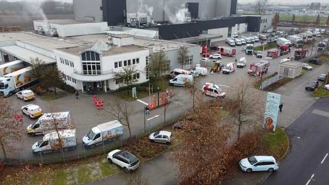 Nach einem Ammoniak-Austritt beim Resch&amp;Frisch Produktionsbetrieb in Wels-Schafwiesen kam es zu einem Großeinsatz der Einsatzkräfte. Die Betriebsstätte musste evakuiert und Verletzte versorgt werden. | Foto: laumat.at