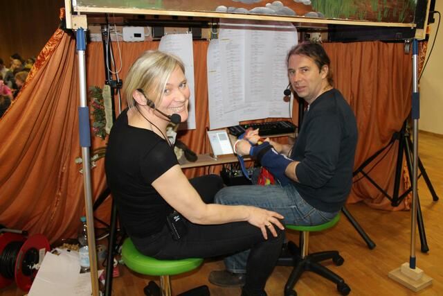 Michaela und Rainer Lenzenweger beim Kasperltheaterspielen.