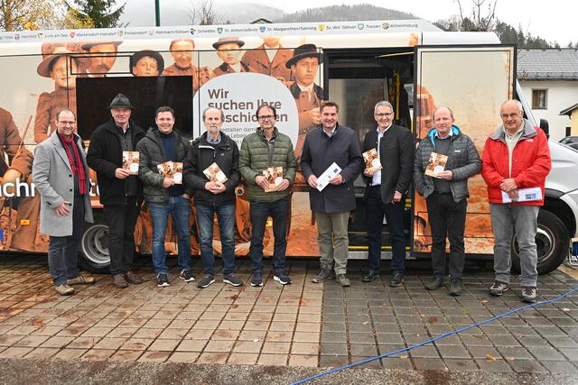 Freuten sich über das sehr große Interesse an den „Filmchronisten“ in Lunz am See: Eisenstraße-Geschäftsführer Stefan Hackl, Vizebürgermeister Johann Strohmayer, Eisenstraße-Projektmanager Josef Reisinger, Lokalhistoriker Bernhard Gamsjäger, Projektleiter Ernst Kieninger, Eisenstraße-Obmann Werner Krammer, Bürgermeister Josef Schachner, Amtsleiter Thomas Weber und Gemeinderat Eduard Leichtfried | Foto: eisenstrasse.info