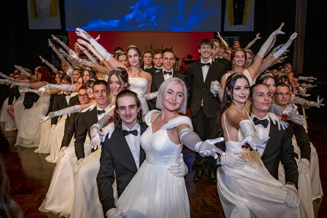 Mit einer klassischen Polonaise eröffneten die 122 Maturantinnen und Maturanten den CHS Ball im Congresscenter Villach.