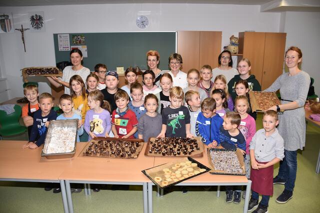 Kids backen Kekse für alleinstehende Senioren | Foto: Zinterhof