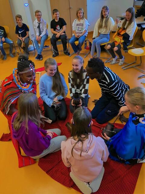 Die Kinder waren begeistert von den Spielen und Liedern der Gäste aus Kenia. | Foto: DKA