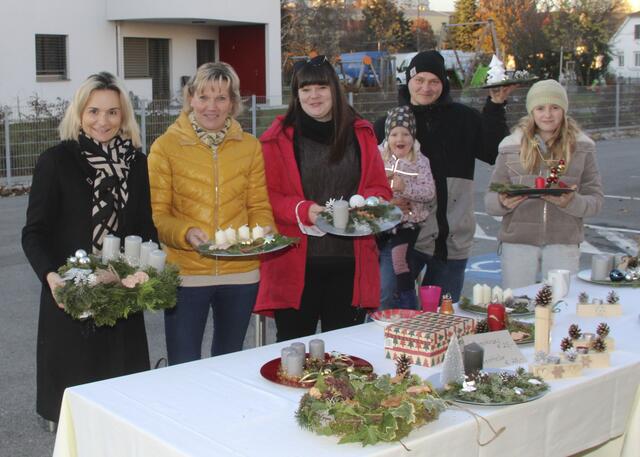 Kerstin Nemeth (li.) leitet "Demenz (im) Zentrum und organisierte einen gelungenen Advent-Bazar im Hofbereich.