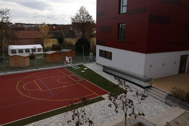 Schulhof von hinten | Foto: Isabella Florian