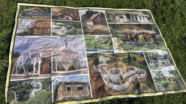 Ein Plakat zeigt die naturorientierten Bau-Visionen auf dem Poppendorfer Areal.  | Foto: Heigl