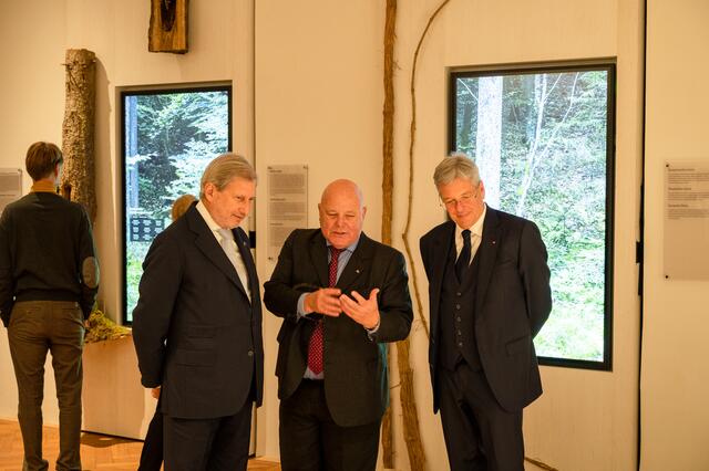 Igor Pucker erkärt Johannes Hahn und Peter Kaiser das Museum | Foto: LPD Kärnten/Michael Stein