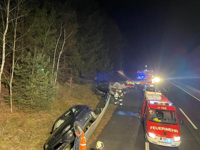 Im Bild sieht man die beiden Autos, die von der Straße abkamen | Foto: FF Rennweg am Katschberg