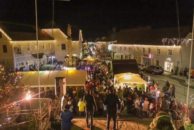 Kinderaugen strahlten, als die Weihnachtsbeleuchtung in St. Ruprecht beim traditionellen "Lichterleuchten" eingeschaltet wurde.