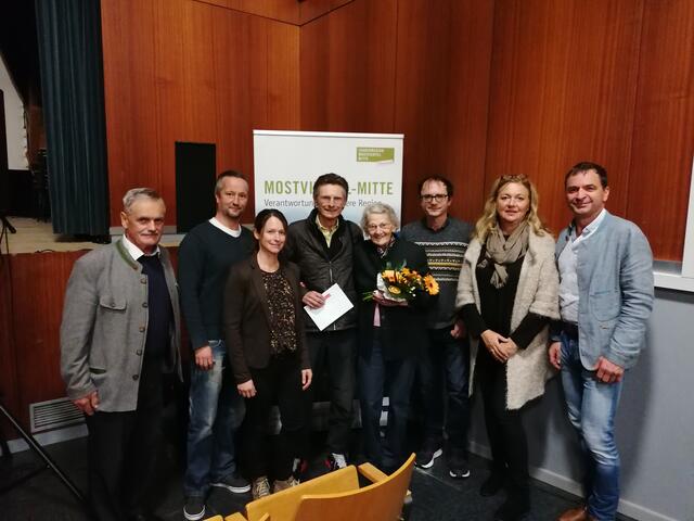 Freuten sich über die gelungene Filmpremiere: LEADER-Obmann Anton Gonaus, Filmemacher Georg Watschka, Martina Grill (LEADER-Region), Emilian Freiss, die 96-jährige Zeitzeugin und Protagonistin Edeltraud Herz, Projektinitiator Ernst Kieninger, Gemeinderätin Susanne Riedler, Bgm. Karl Oysmüller. | Foto: LEADER-Region Mostviertel-Mitte