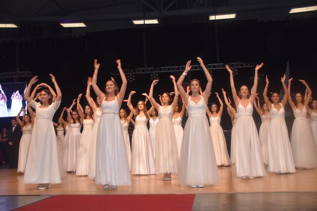 Die Maturanten eröffneten mit einer schönen Polonaise. | Foto: Michael Strini