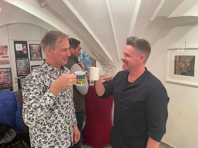 Hausherr Christian Pramstaller und Künstler Sebastin Peel freuen sich über eine gelungene Ausstellung. | Foto: BezirksBlätter