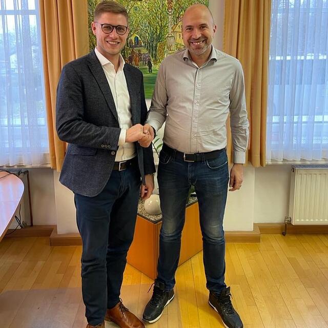 Patrik Fazekas bei Bürgermeister Hannes Nemeth in Unterwart.  | Foto: ÖVP Burgenland