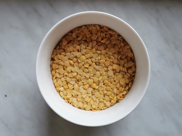 Gelbe Linsen sorgen für eine pflanzliche Eiweißquelle. | Foto: Katrin Ebetshuber