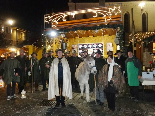 Begleiten Sie den Männergesangsverein Erika bei der Herbergssuche beim Adventmarkt in Hermagor. | Foto: Privat