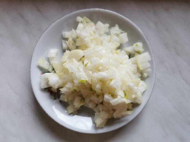 Die Zwiebel würfelig schneiden. | Foto: Katrin Ebetshuber