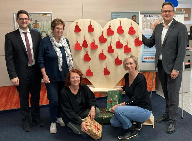 Sparkassenfilialleiter Manfred Keiblinger, Monika Kahlfuß, Ingrid Sperl und Sandra Bauer von der Volkshilfe sowie der Sparkassenregionalmarktleiter Siegfried Ganzberger. | Foto: Sparkasse