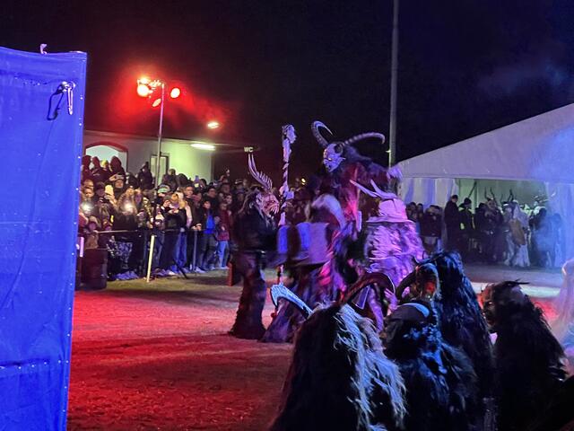 Die niederen Perchten hören ihren Anführer an.