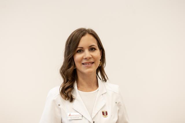 Mag. Pharm. Lisa Zachhuber von der Kürnberg Apotheke in Leonding rät zu Kaltinhalationen und hat gute Tipps bei Husten und Halsentzündungen | Foto: Lisa Zachhuber