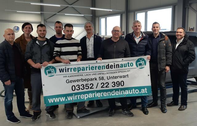Miklos Wertenbach (Sekretär der Gewerkschaft Bau-Holz), Bianca Graf (ÖGB-Landesfrauenvorsitzende und AK-Vizepräsidentin), Roland (Karosseriespengler), Manfred (der Meister), Stefan (Karosseriespengler), Michael Mohl ÖGB-Regionalvorsitzender Stv., Landesvorsitzender der Gewerkschaft Bau-Holz, Inhaber und Geschäftsführer Markus Kneisz, ÖGB-Regionalsekretär Ewald Gossy, die ÖGB Regionalvorstandsmitglieder, Patrick Schlemmer und Dietmar Ochsenhofer (v.l.). | Foto: Rehberger