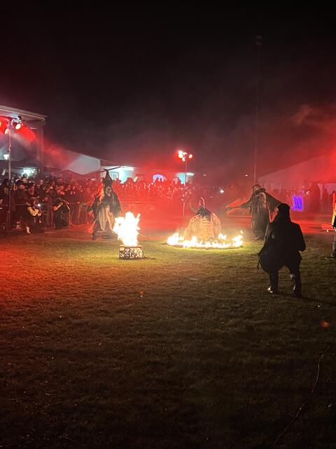 Einleitung des Spektakels durch ein dämonisches Ritual