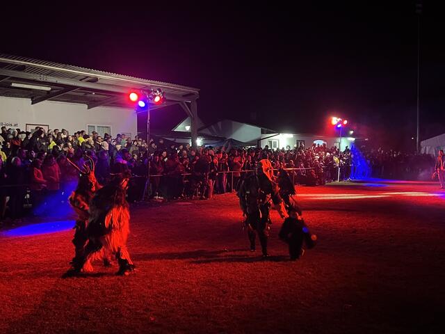 Perchten-Mama mit ihrem Nachwuchs