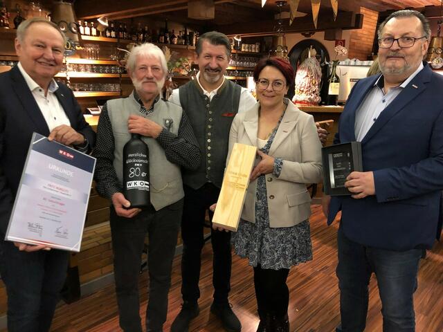 Urkunde überreicht: Helmut Tury, Jubilar Fritz Wurglits, Sohn Sascha Wurglits, Tanja Stöckl und Franz Perner (v.l.). | Foto: WK