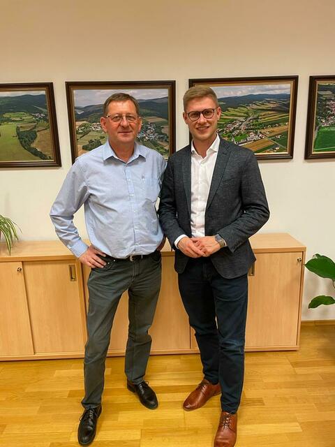 Patrick Fazekas tauschte sich mit Bürgermeister Anton Szmolyan in Weiden bei Rechnitz aus.  | Foto: ÖVP Burgenland