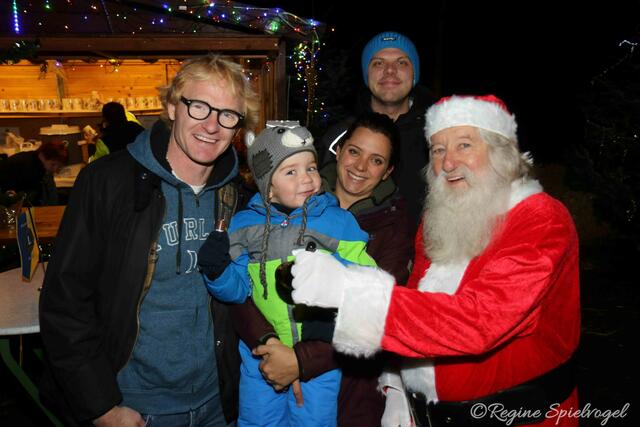 Die Familie aus Tullnerbach und Wolfsgraben kamen mit dem kleinen Anton, der sich über den Weihnachtsmann freute.