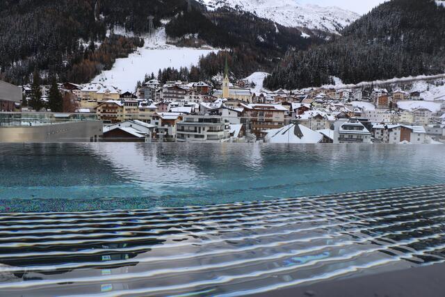 Blick auf Ischgl: Kleines Außenbecken bei der Saunalandschaft. | Foto: Othmar Kolp