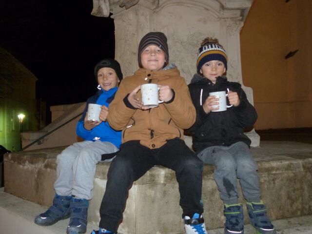 Die drei Burschen Fabian, Gabriel und Maxim genossen einen wärmenden Kinderpunsch und hatten sichtlich Spaß dabei!