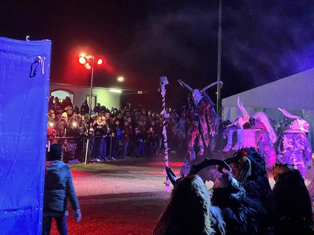 Der Oberherr der Perchten schreitet auf seine Untertanen zu.