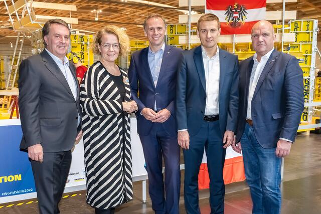 Die Niederösterreich Delegation bei den World Skills in Salzburg: Wolfgang Ecker (Präsident der Wirtschaftskammer Niederösterreich), Christiane Teschl-Hofmeister (Landesrätin für Jugend), Jochen Danninger (Landesrat für Wirtschaft), Sven Hergovich (Geschäftsführer des Arbeitsmarktservice Niederösterreich) und Markus Wieser (Präsident der Arbeiterkammer Niederösterreich) | Foto: WKNÖ