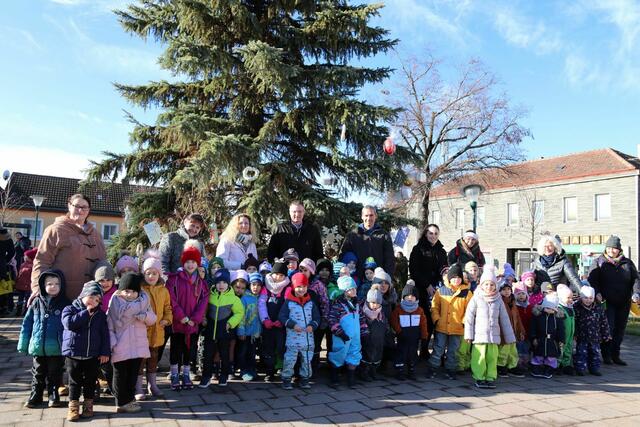 Kindergartenleiterin Barbara Ostermayer, Kindergartenbetreuerin Jana Pavelkova, Kindergartenpädagogin Sandra Haumer, Bgm. Wolfgang Kocevar, Englisch Native Speaker David Purdon, Betreuerin Mimoza Gashi, Obfrau Dorferneuerung Unterwaltersdorf Roswitha Jungmeister, Betreuerin Eva Schröder
 | Foto: Christian Pusch