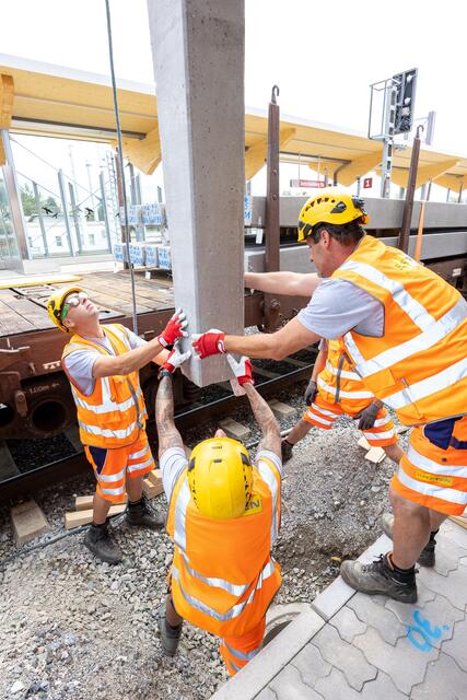 Seit Sommer wird die GKB elektrifiziert, die ersten Oberleitungsmasten sind bereits gesetzt. | Foto: Harry Schiffer Photodesign
