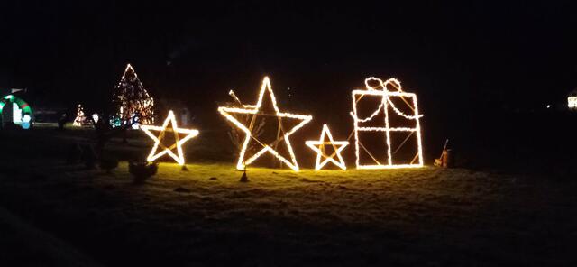 Von weither sichtbar: Sterne und Packerln ziehen im Weihnachtsdorf in Gleinstätten alle Blicke auf sich. | Foto: Fauland