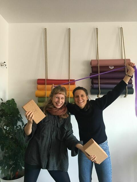 Lilli Schwarz (l.) und Verena Rottensteiner sind für das Projekt HerzBEWEGUNG des Vereins Footprint zuständig.  | Foto: Footprint