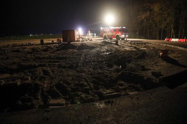 In diese Baustelle krachte der Wagen des Betrunkenen. | Foto: Matthias Lauber/laumat.at