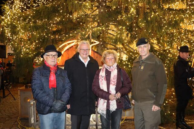 Bürgermeister Thomas Steiner mit den Baumspendern - Militärkommandant Gernot Gasser für das Militärkommando Burgenland sowie Erwin und Henriette Dunkl. Sie spendeten die Bäume am Kalvarienplatz bzw. Joseph Haydn-Platz. Der große Christbaum in der Fußgängerzone kommt aus dem städtischen Bestand. 