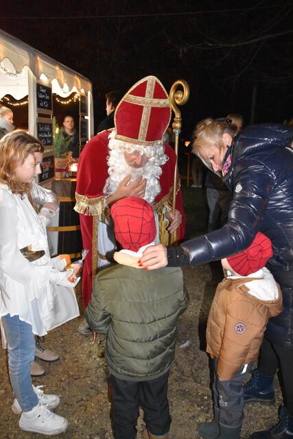 Auch der Nikolaus wanderte zwischen den Weinkellern umher und beschenkte die Kinder. | Foto: Leutgeb