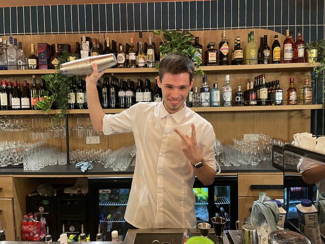 An der Bar werden frische Cocktails gemixt. Dazu serviert man eine Weinkarte mit zwölft edlen Tropfen aus Israel.