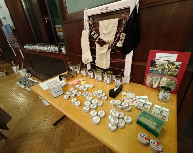 Taschenaschenbecher"mein Aschloch" gegen Spende beim Verein Plastic Planet Austria ausserdem mobile grosse zum Aufhängen für die Parkbank.