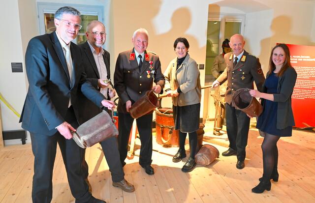 Bürgermeister Klaus Winkler, Museumsdirektor Wido Sieberer, Alois Schmidinger (Kommandant der Stadtfeuerwehr Kitzbühel), Marielle Haidacher (Kulturreferentin), Hubert Ritter (Ehrenmitglied der Feuerwehr) und Marianne Erber (Co-Kuratorin der Ausstellung) (v. li.). | Foto: Stadtfeuerwehr Kitzbühel/Michael Engl